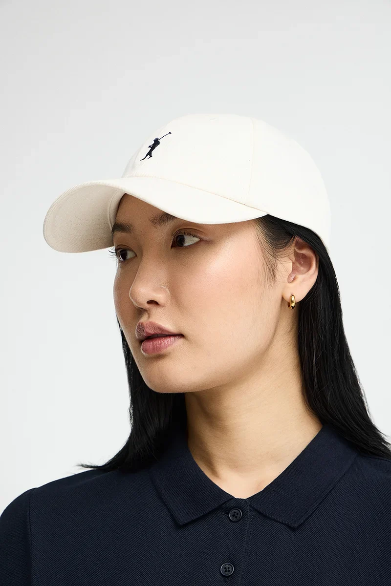 Gorra blanca de seis paneles con logo Rigby Go