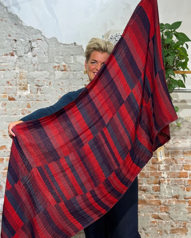 Pure wollen sjaal STRIPES RED van pure merino wol ZOHRA HILL