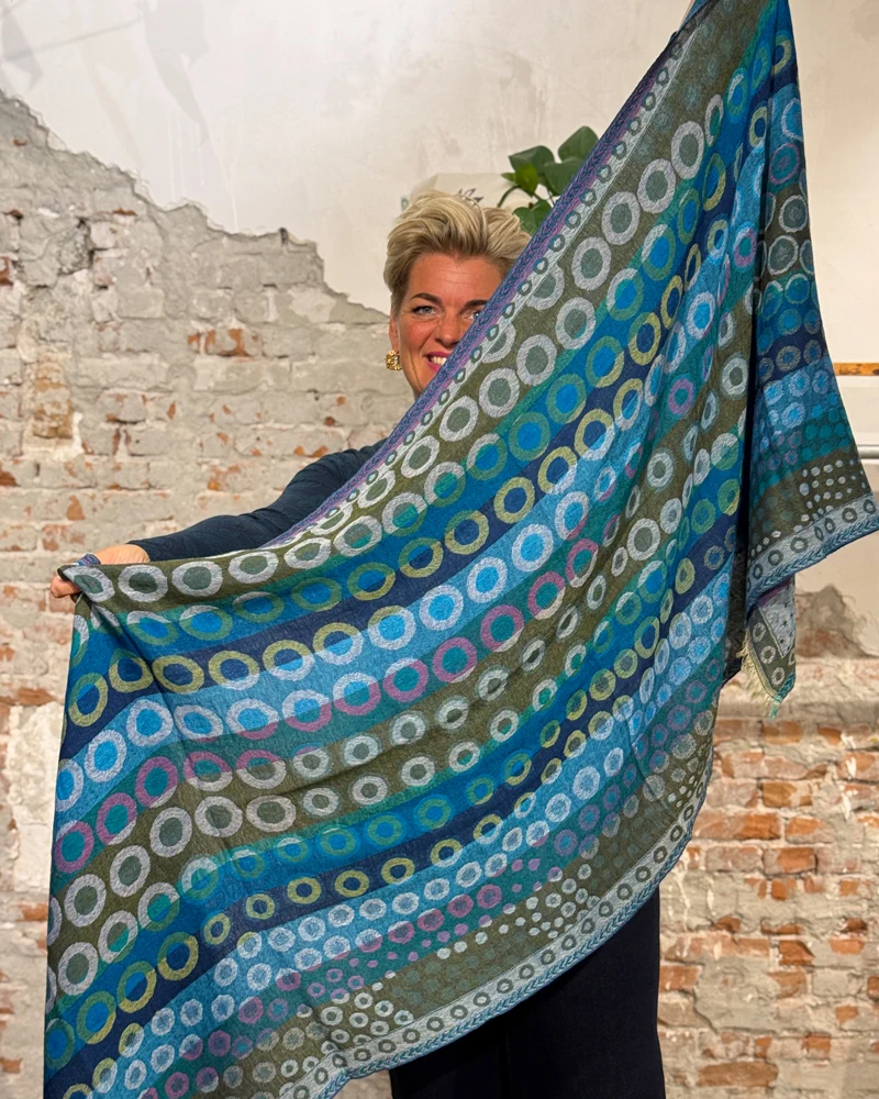 Pure wollen sjaal BLUE DOTS van pure merino wol ZOHRA HILL