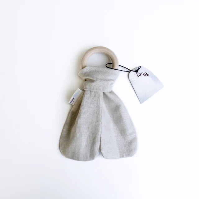 Linnen bijtring knuffeldoekje aan houten ring beige