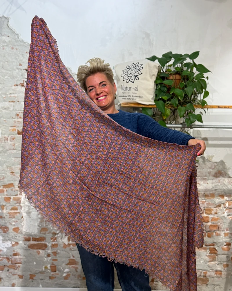 MADNESS wollen sjaal TILE ROSE met print van pure merino wol