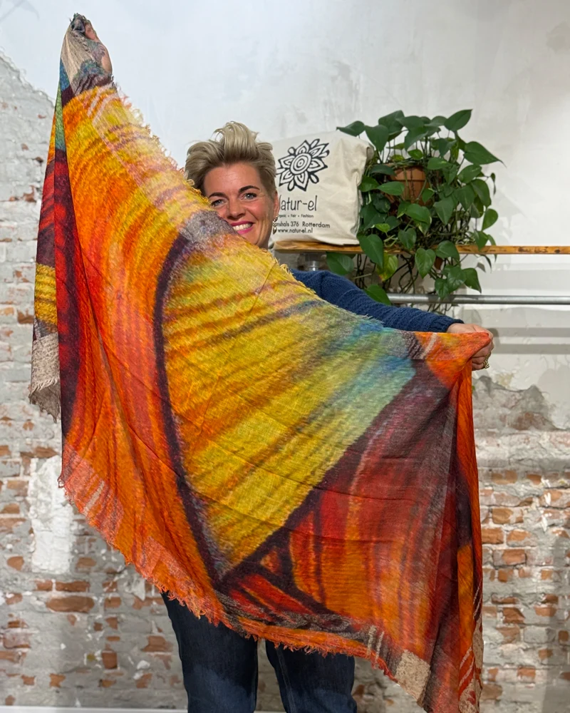 MADNESS wollen sjaal AUTUMN DREAMS met print van pure merino wol