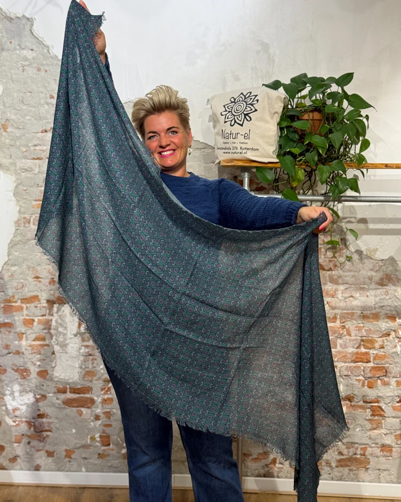 MADNESS wollen sjaal TILE BLUE GREEN met print van pure merino wol