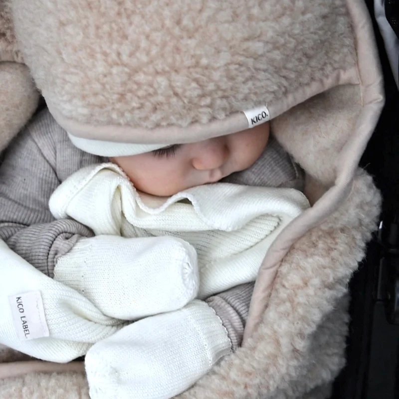 Kico label wikkeldeken met maxi-cosi openingen beige