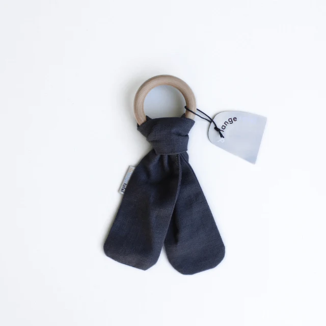Linnen bijtring knuffeldoekje aan houten ring antraciet