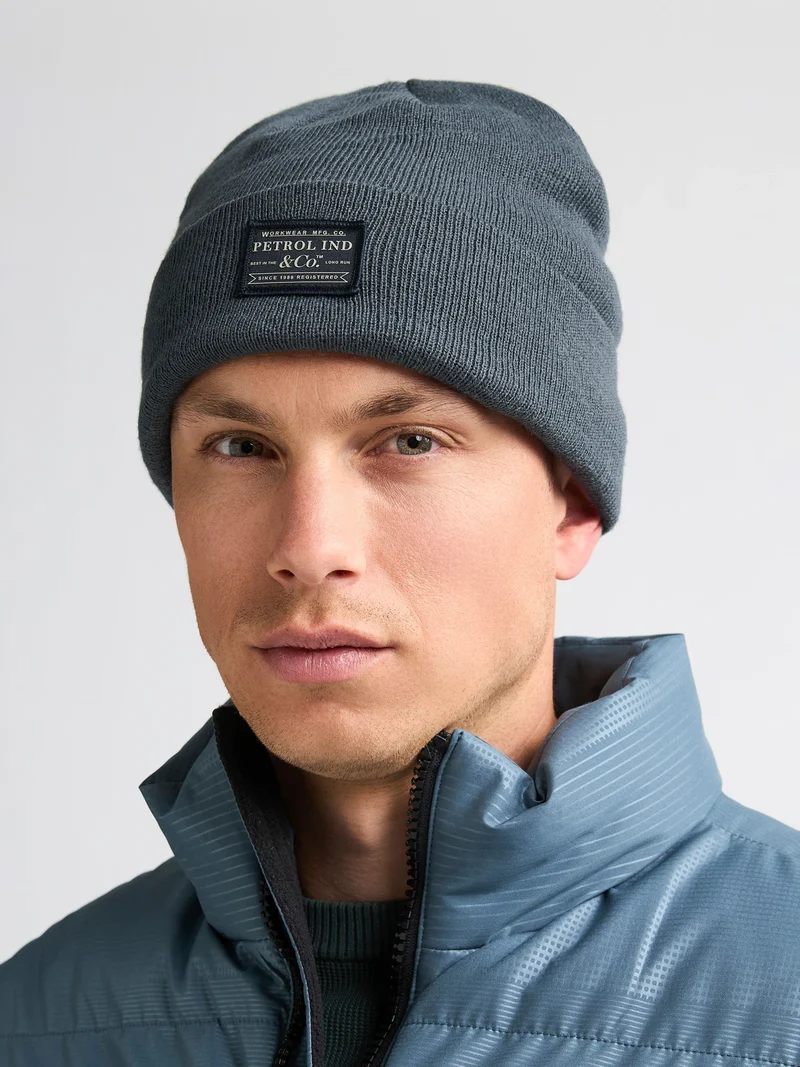 Geribde beanie met patch irontrail