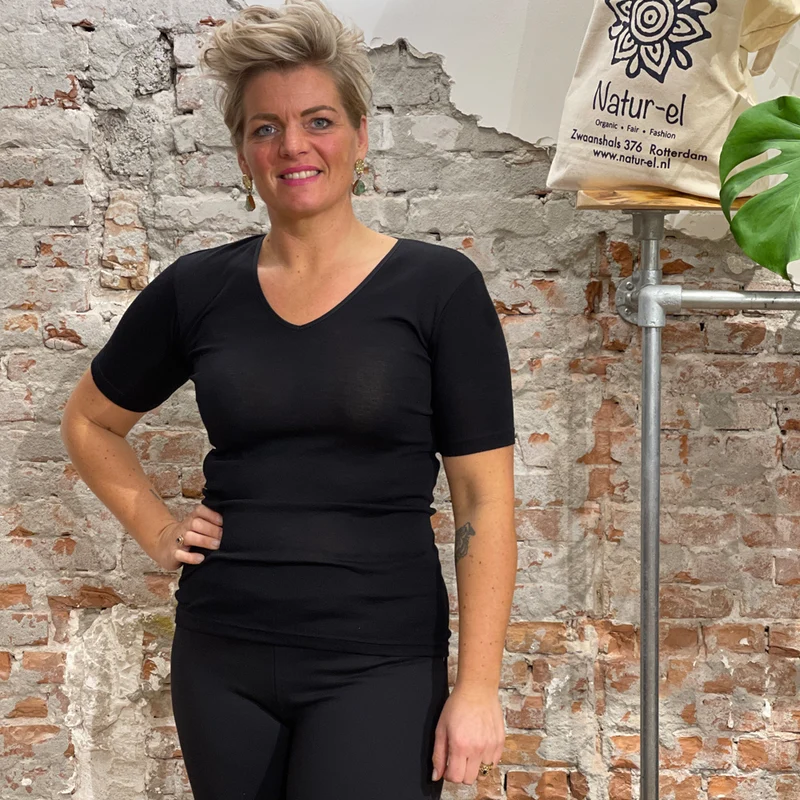 Hocosa shirt korte mouw wol zijde v-hals ZWART dames