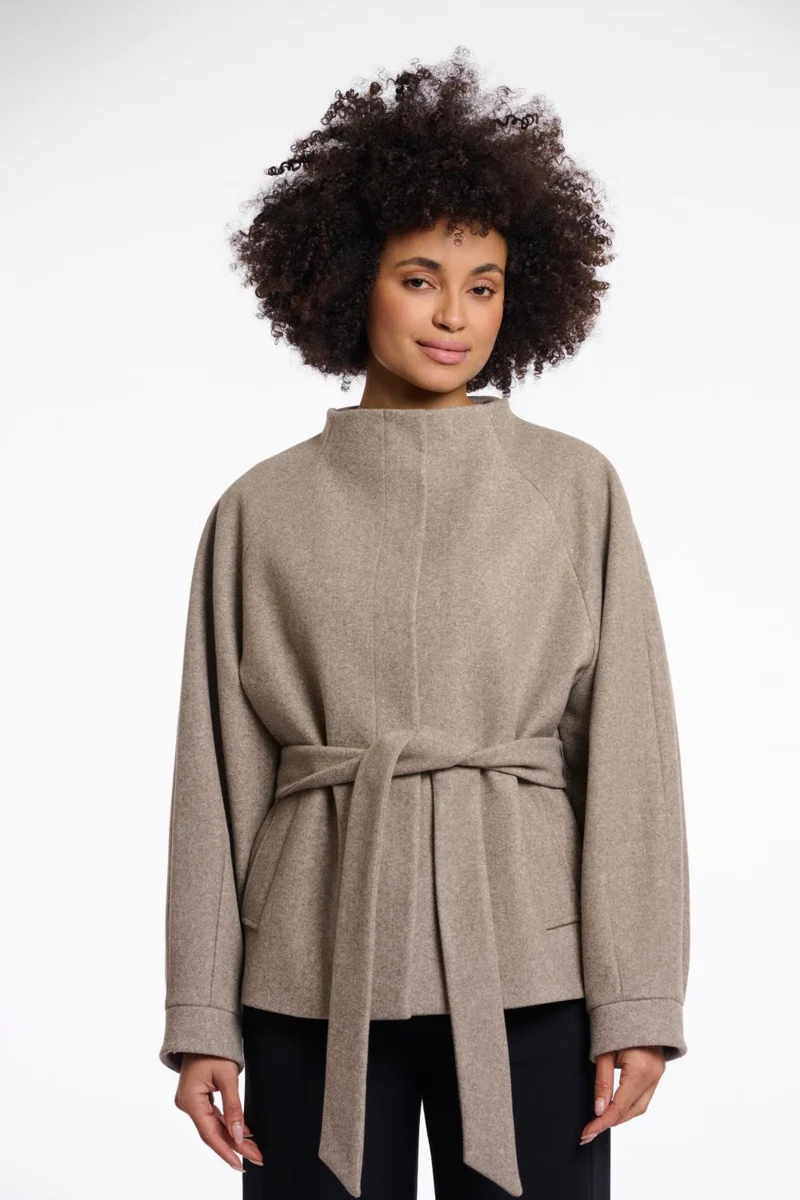 Short coat with collar