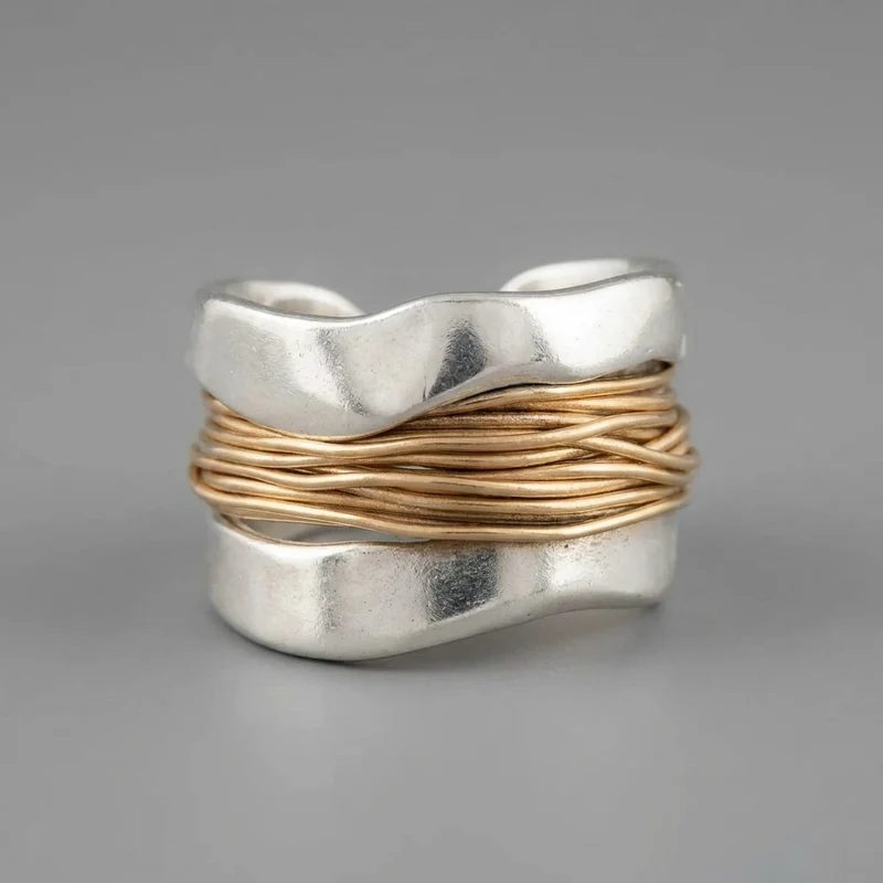 Zilveren ring met gouddraadaccenten
