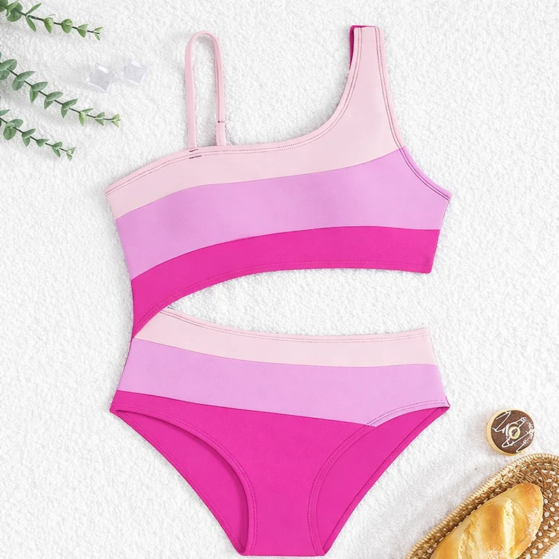 Badpak met asymmetrische hals en uitsnede in de taille