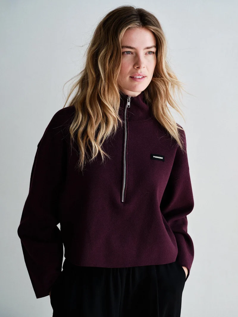 Cropped bordeaux sweater